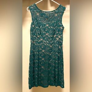 Donna Ricco, Green/tan lace dress